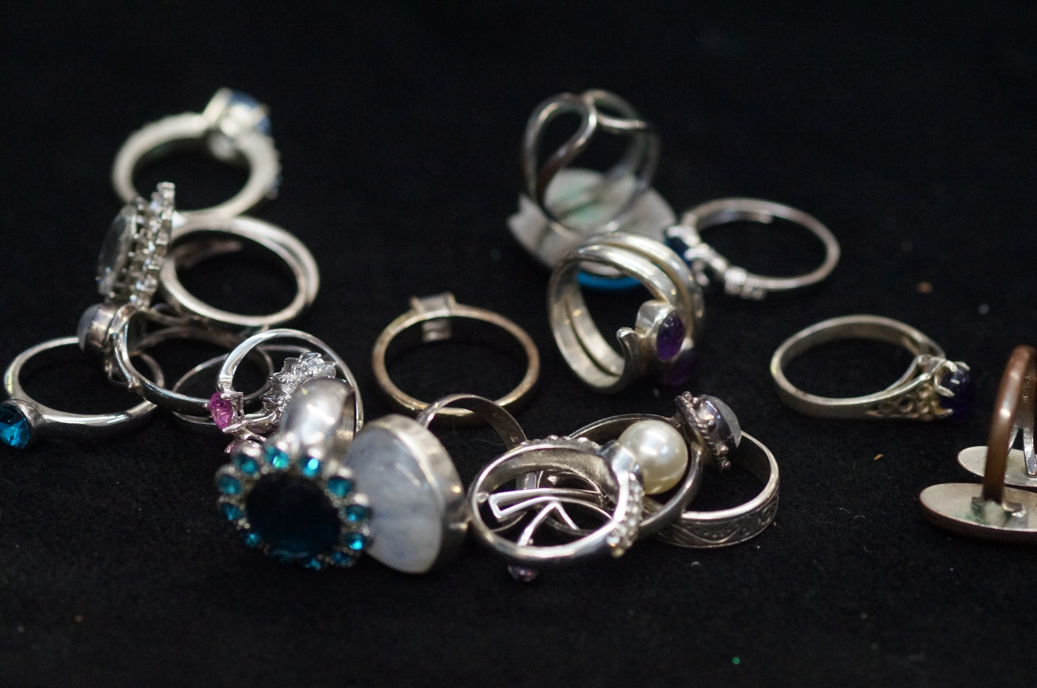 A good quality collection of dress rings, mainly s