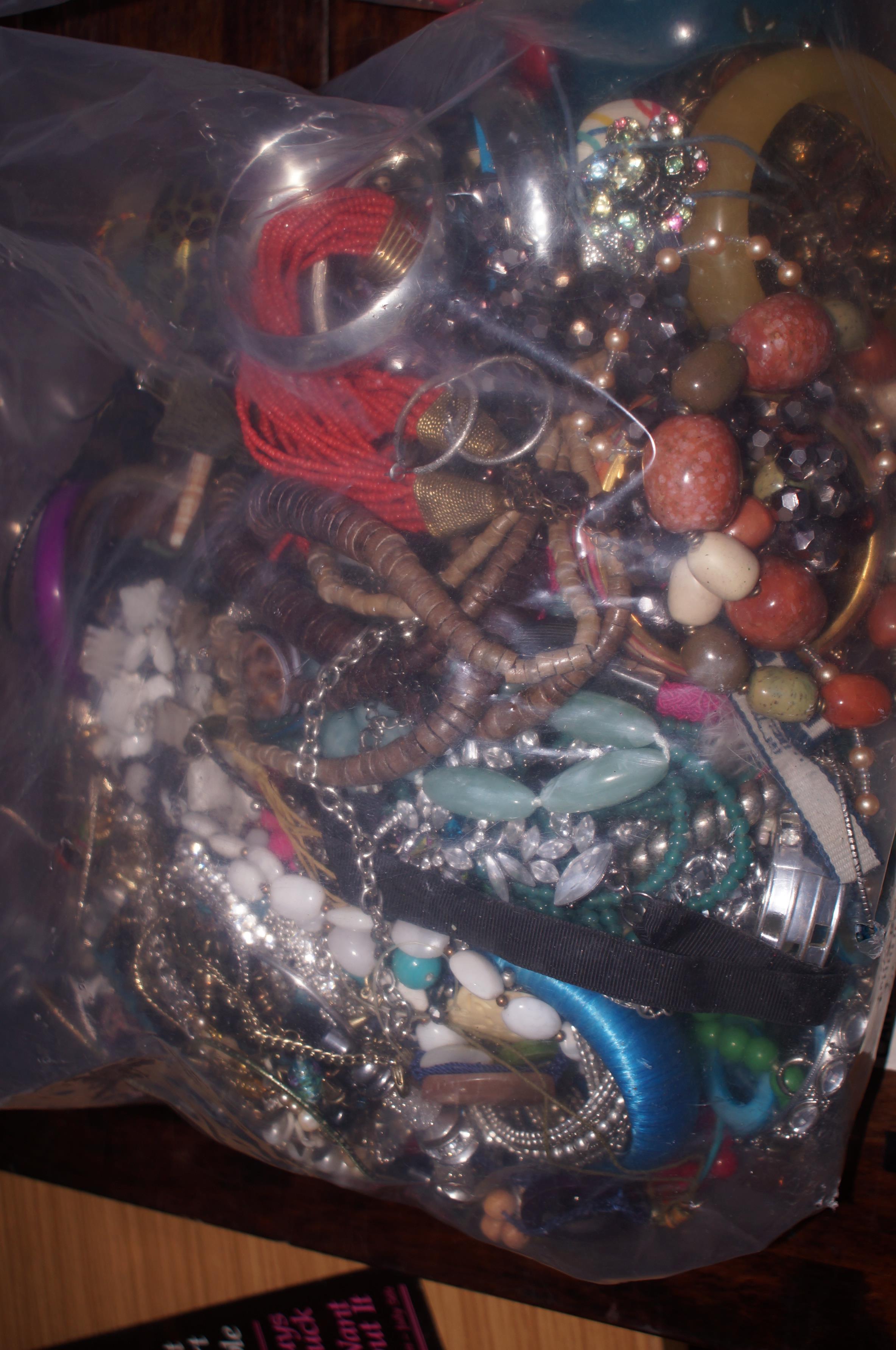 A bag of costume jewellery approximately 6kg