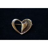 9ct Gold Heart Shaped Pin Brooch - Weight 4.1 gram