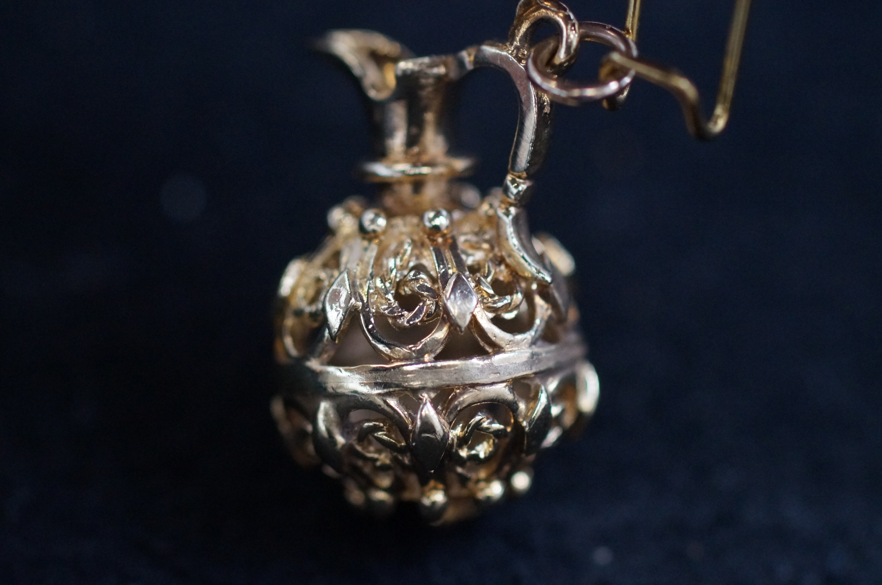 9ct Gold Pendant in the form of a Water Jug - 4.7g