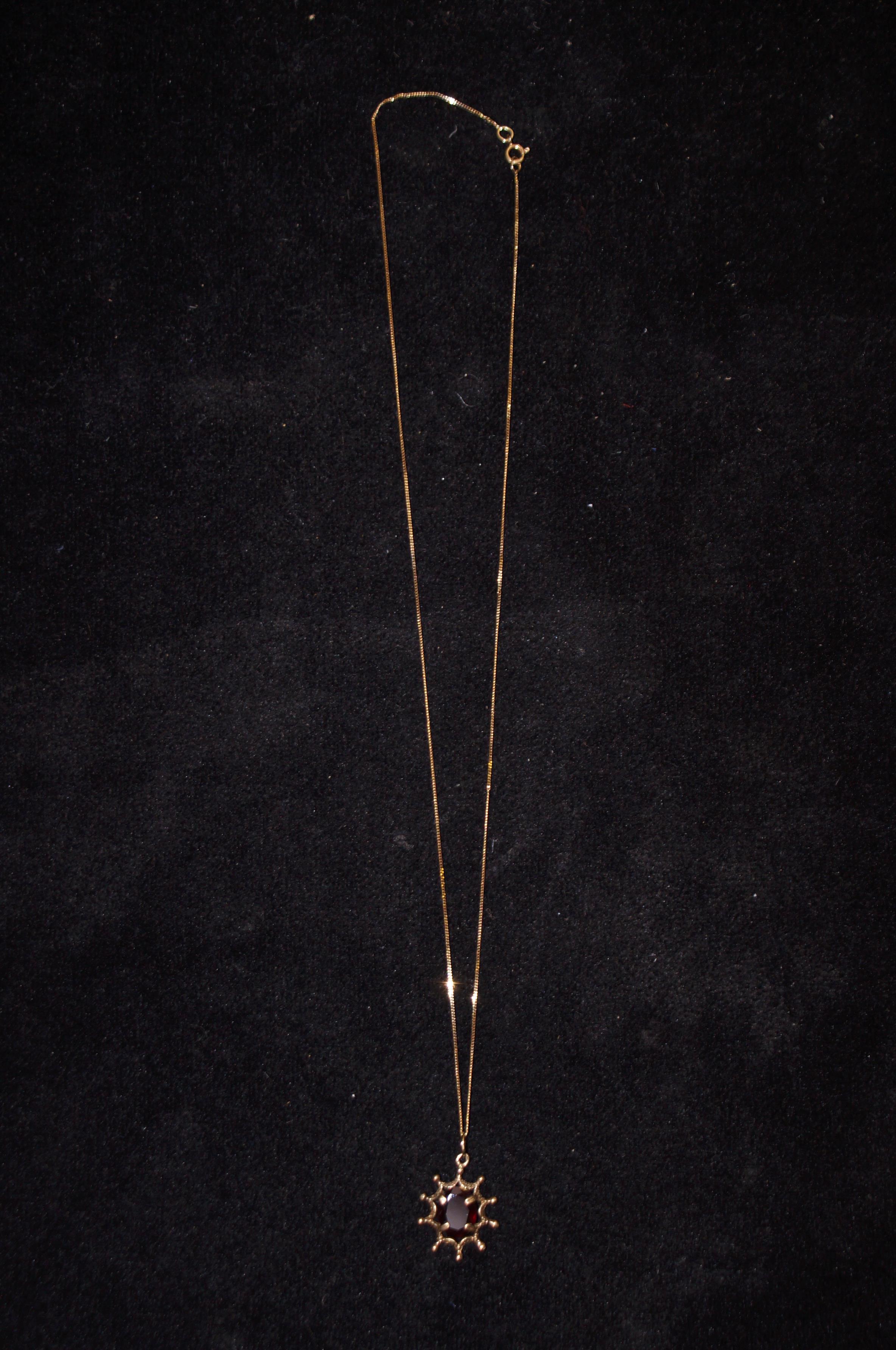 9ct Gold Garnet Necklace - Image 2 of 2