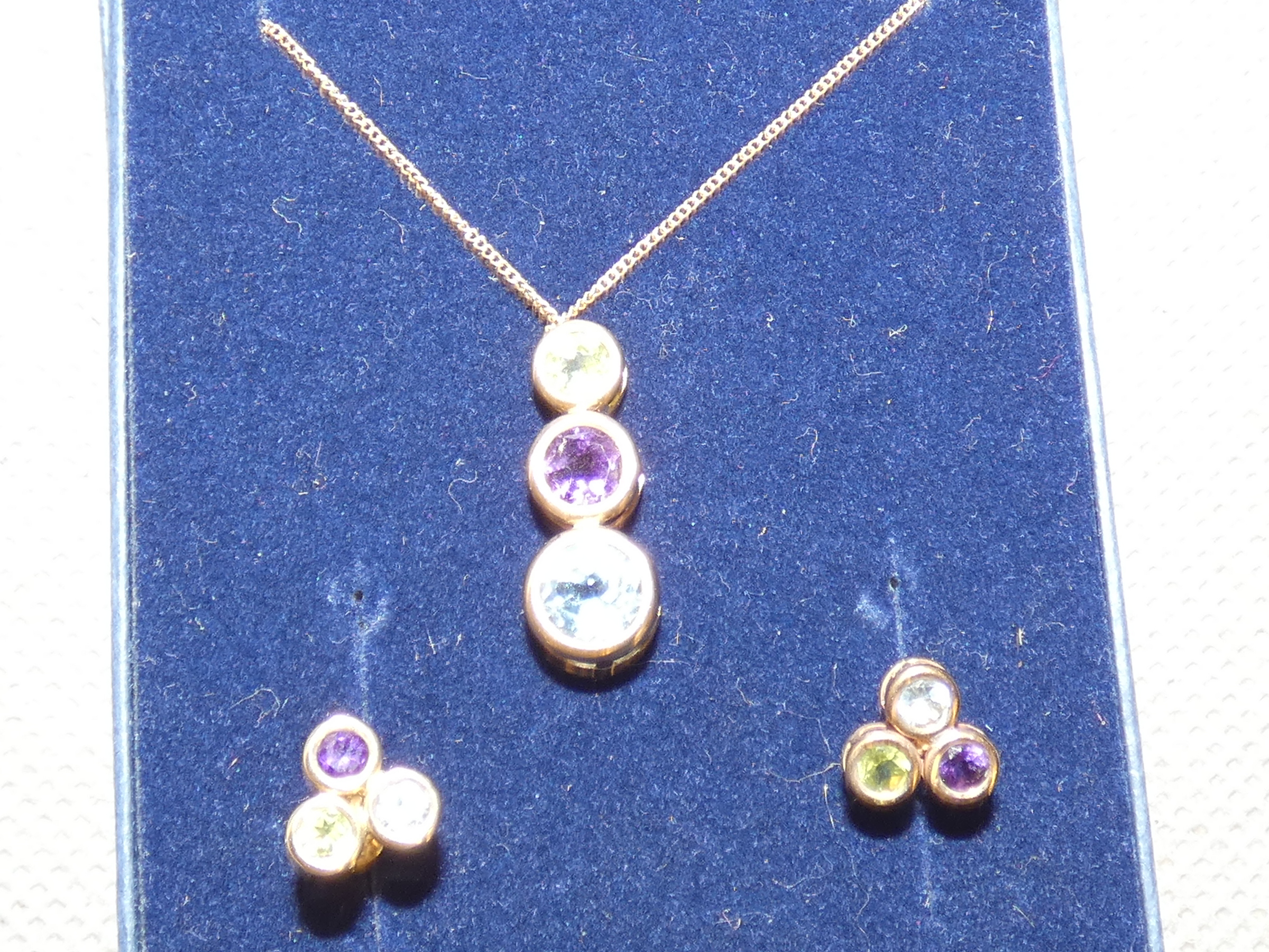 9ct Gold chain pendant with matching earrings, mul