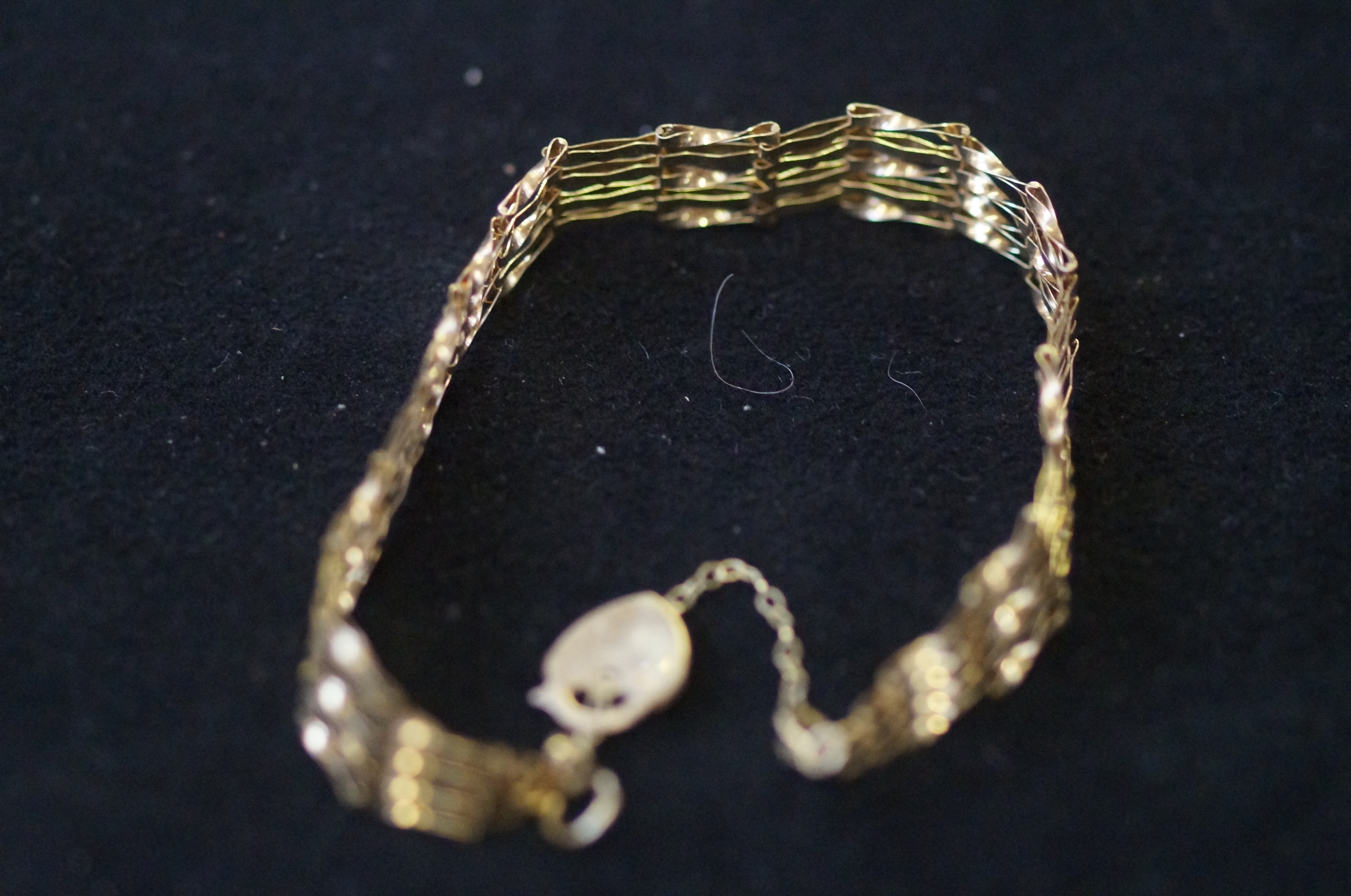 9ct Gold gate bracelet with safety chain & heart s