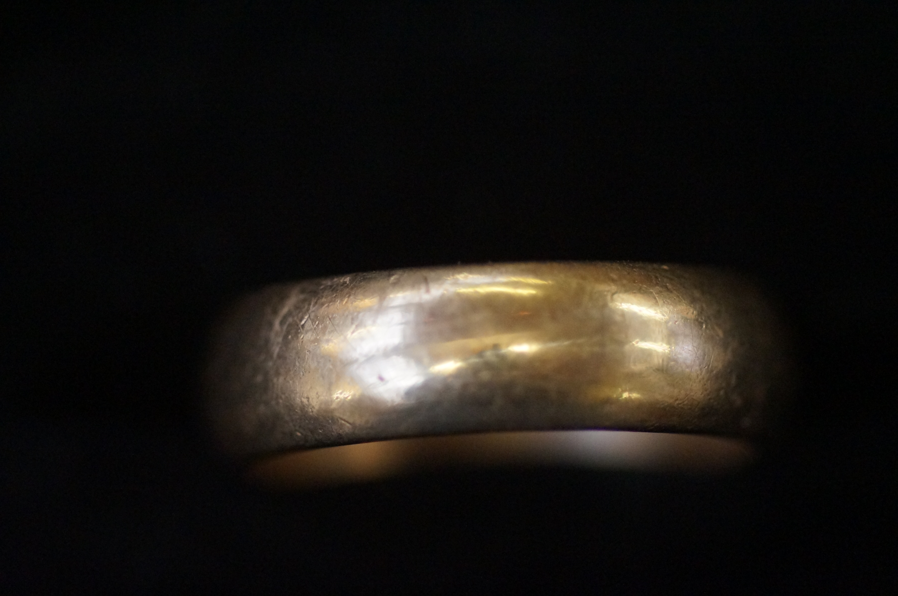 9ct Gold wedding band Weight 6.7g Size V