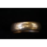 9ct Gold wedding band Weight 6.7g Size V