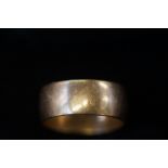 9ct Gold wedding band Weight 6.1 g Size S