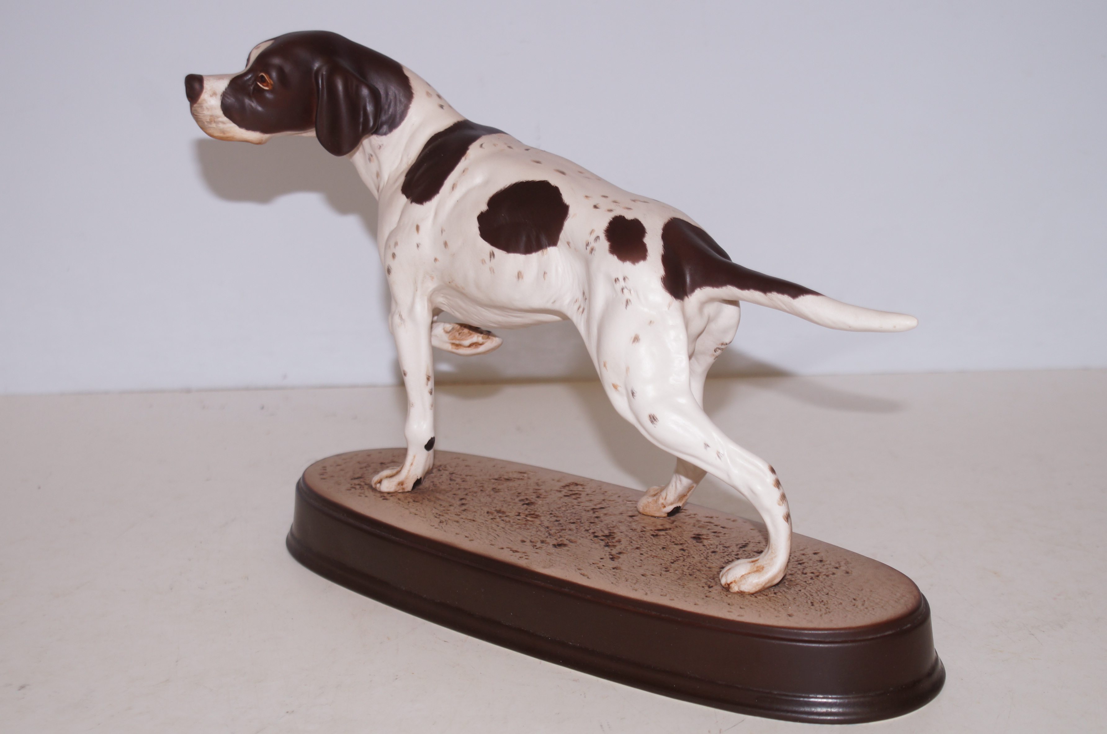 Beswick English setter on ceramic plinth