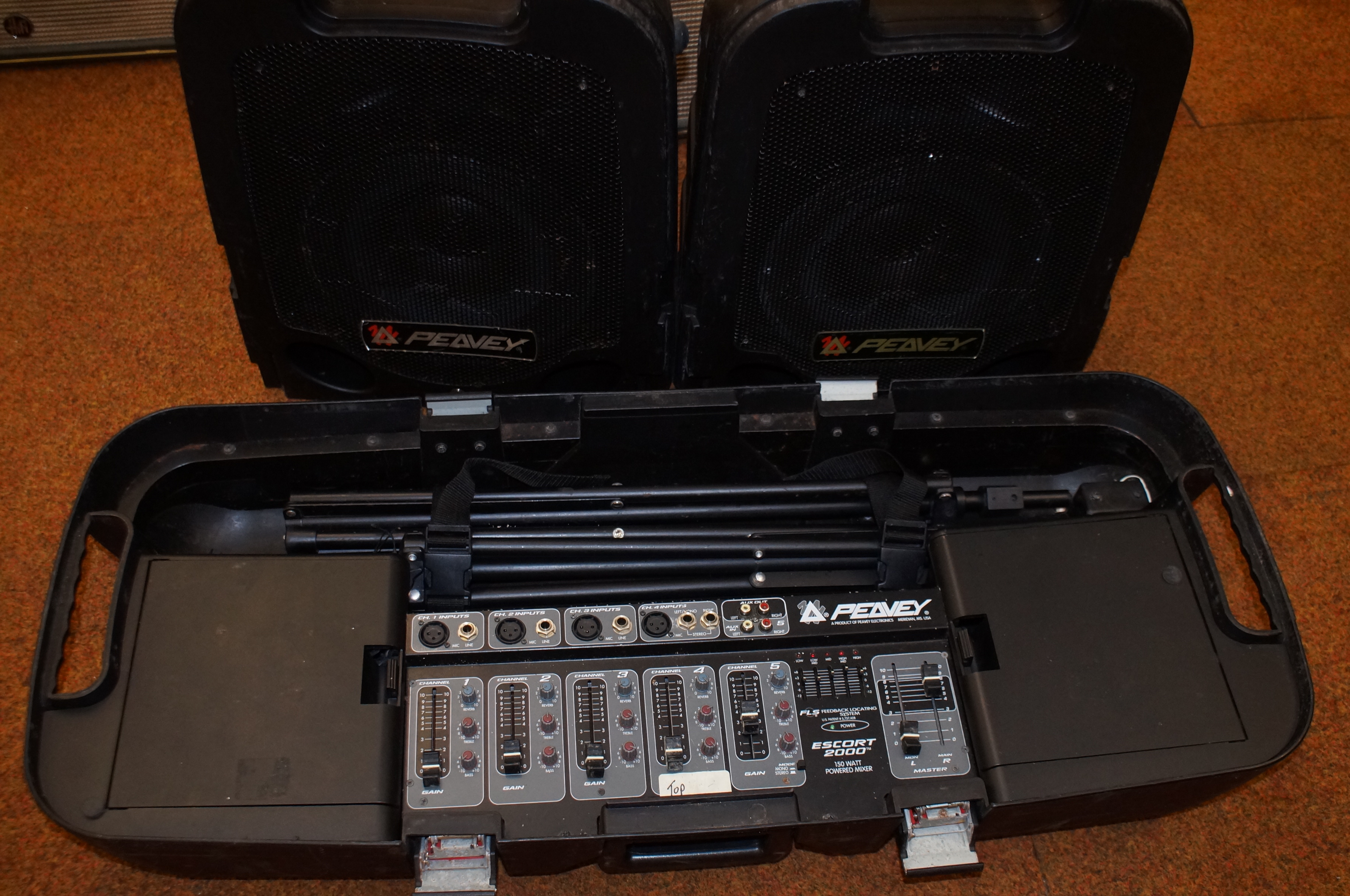 Compact Peavey mixer with speakers & stand