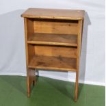 An open pine bookcase, 52cm x 30cm x 80cm