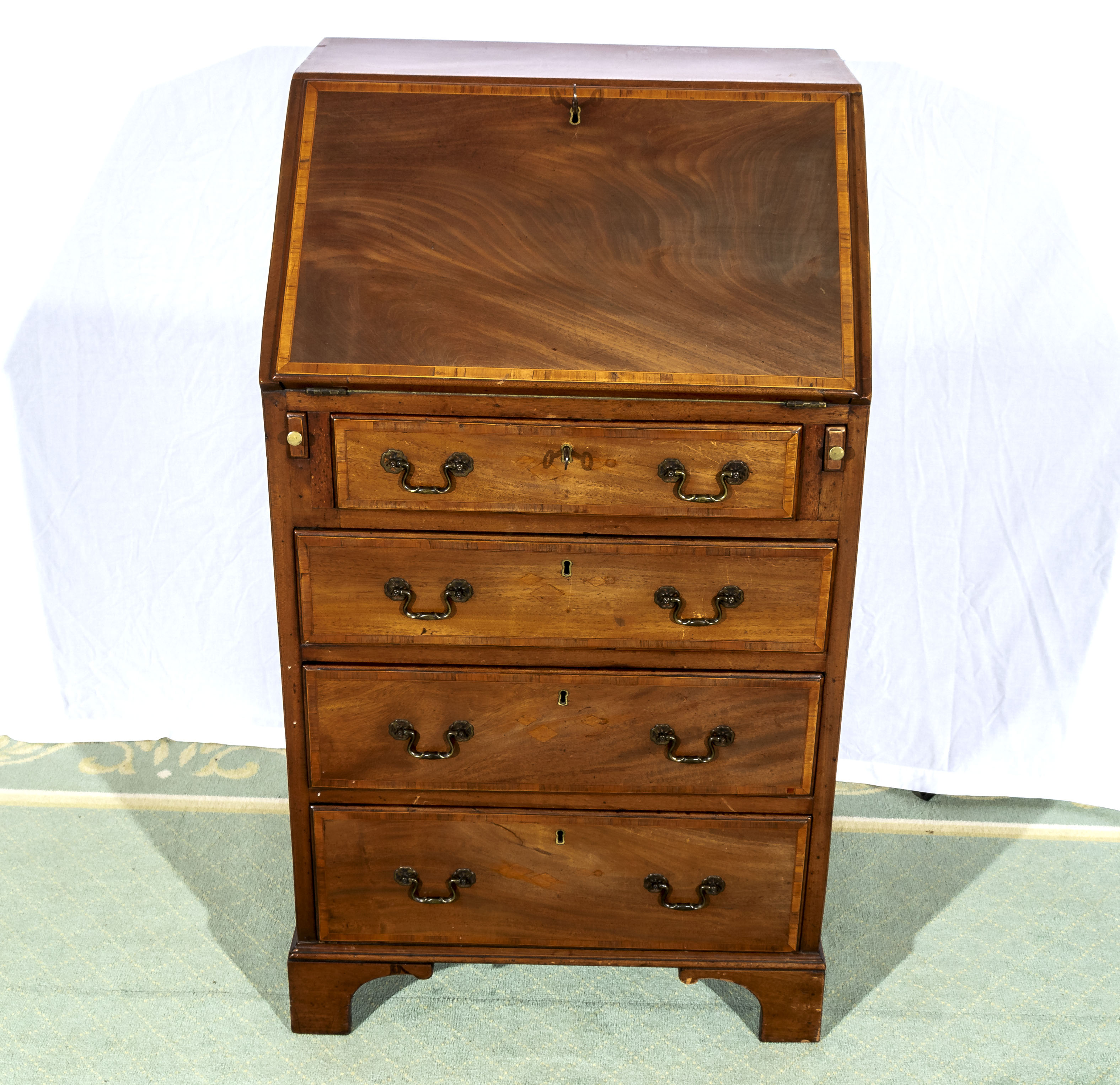 A good quality Edwardian inlaid mahogany bureau. 57cm wide x 47cm deep and 100cm tall