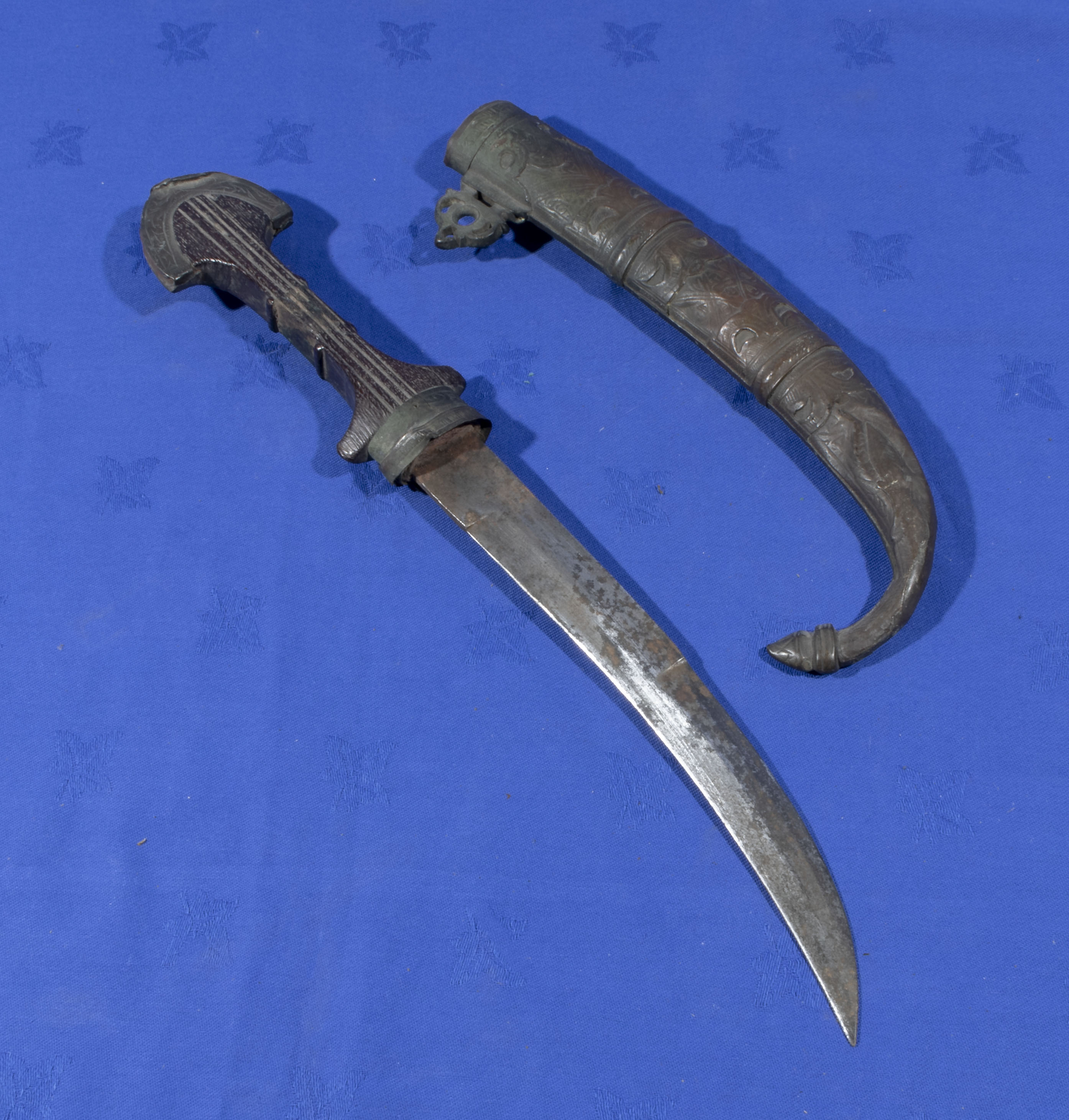 A Middle Eastern brass dagger and scabbard - Image 3 of 3