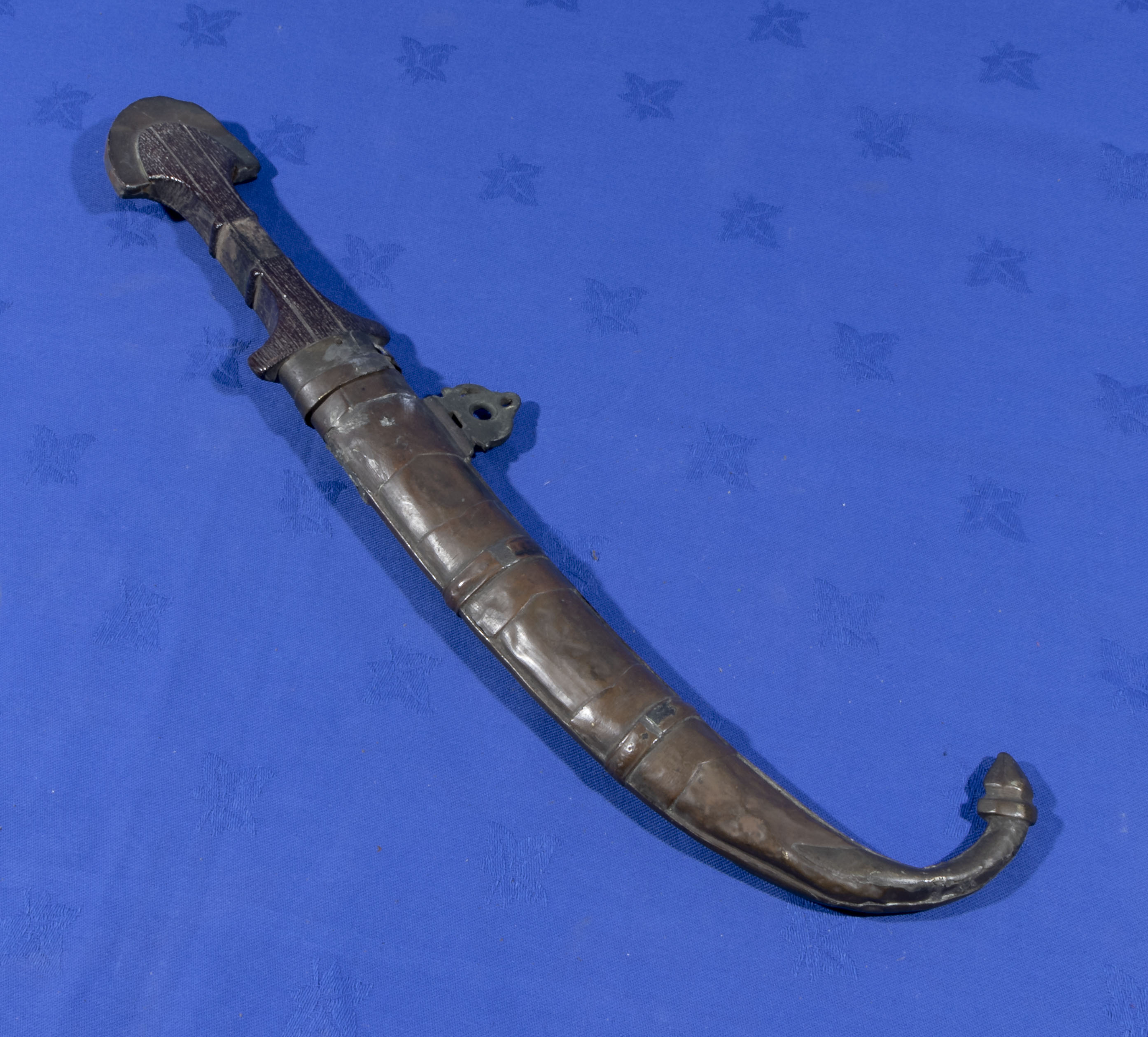 A Middle Eastern brass dagger and scabbard - Image 2 of 3