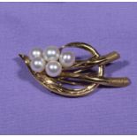 An 18ct gold brooch set with five pearls, 4cm