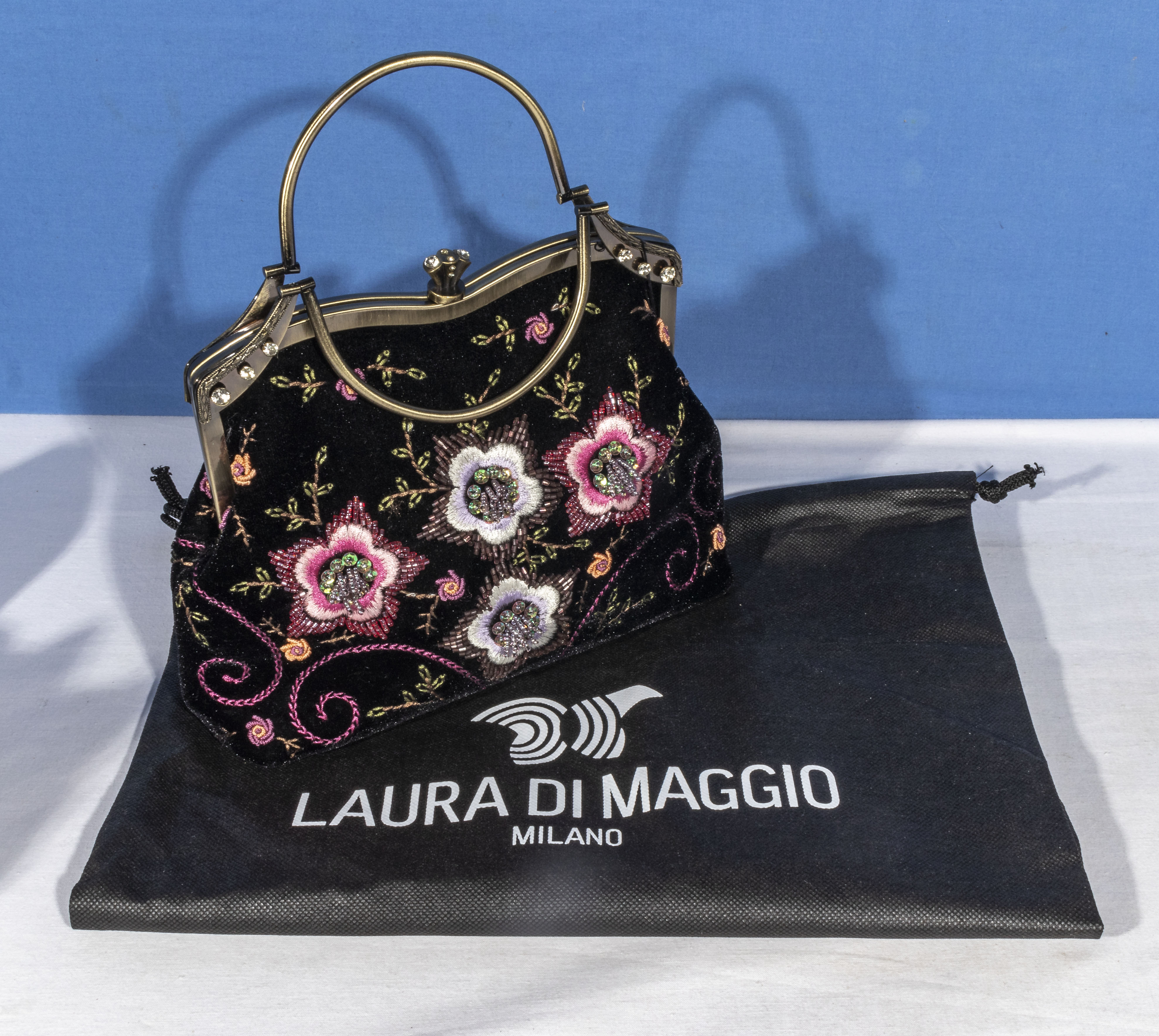 A Laura Di Maggio velvet embroidered handbag with shoulder chain