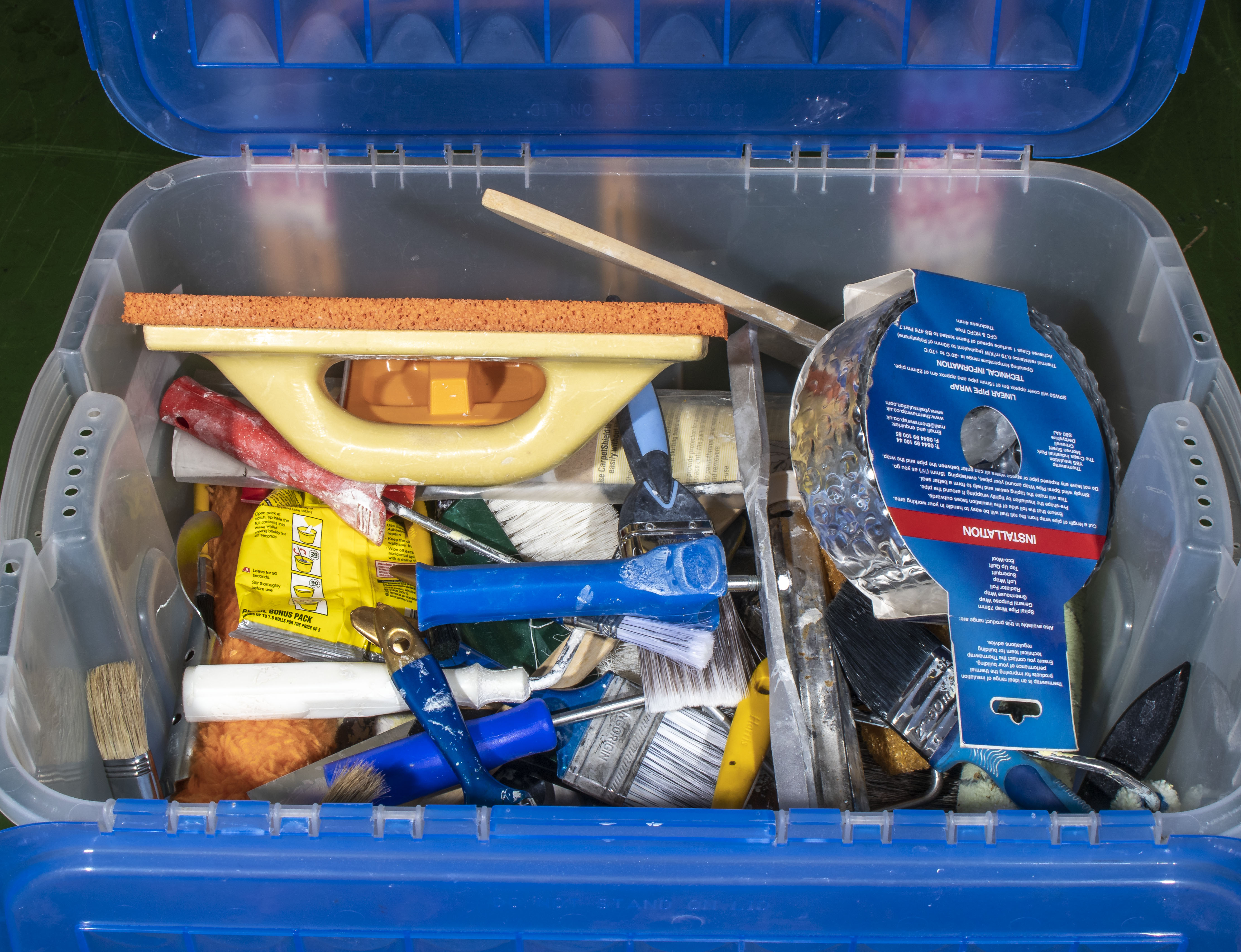 Box of assorted decorating items