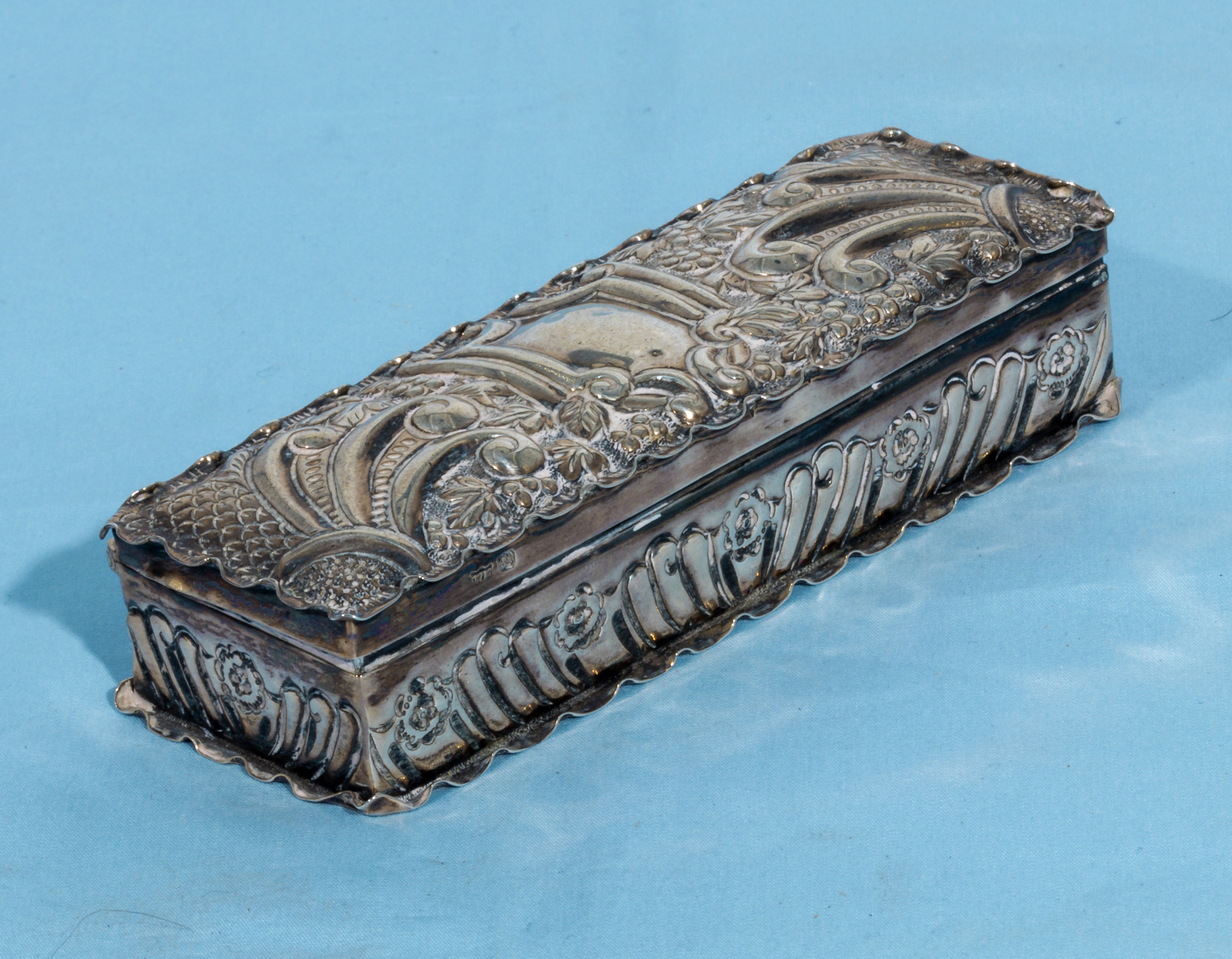A small silver box, stamps for Birmingham 1911, maker W.N. 10cm long, 76gm - Image 3 of 3