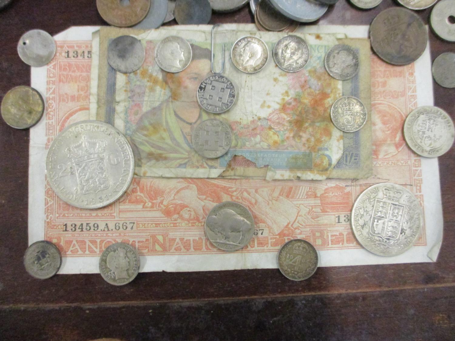 Mixed coinage and banknotes from around the world together with a small group of Roman coins to - Image 2 of 7