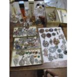 Costume jewellery to include brooches set with coloured cabochons, paste and other items and vintage