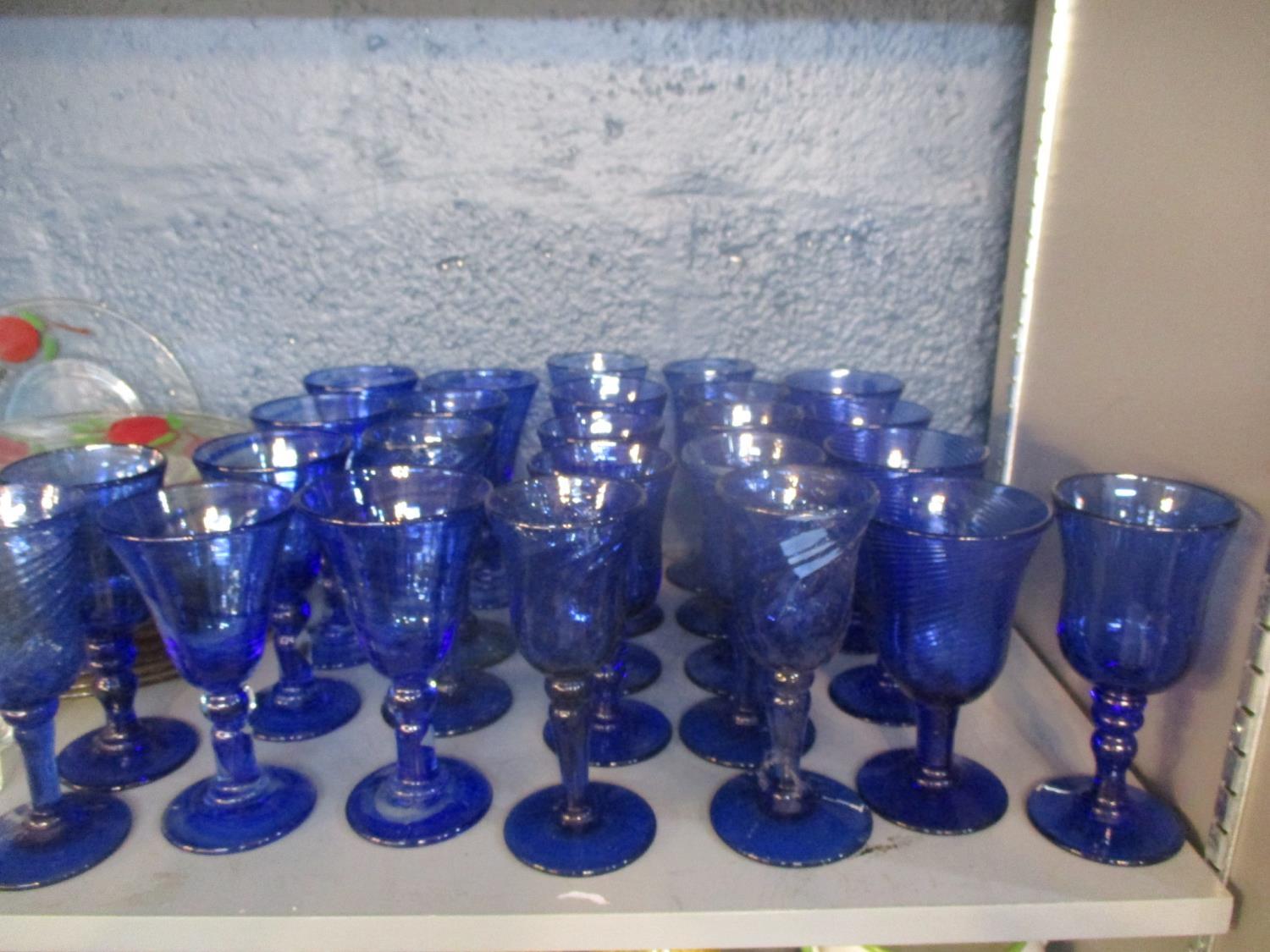 Modern turquoise glass sundae dishes and mixed glassware to include modern cobalt blue wine glasses, - Image 4 of 5