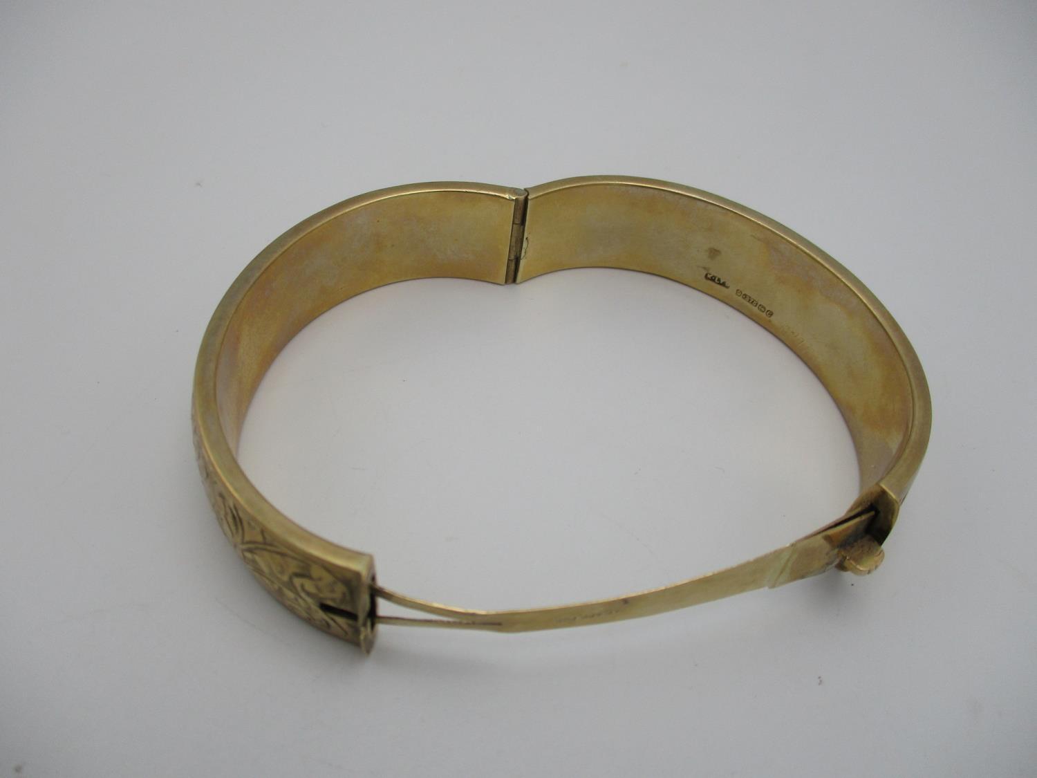 A 9ct gold engraved bangle, designed with etched scrolls of foliage throughout the exterior, 5.8 - Image 4 of 4