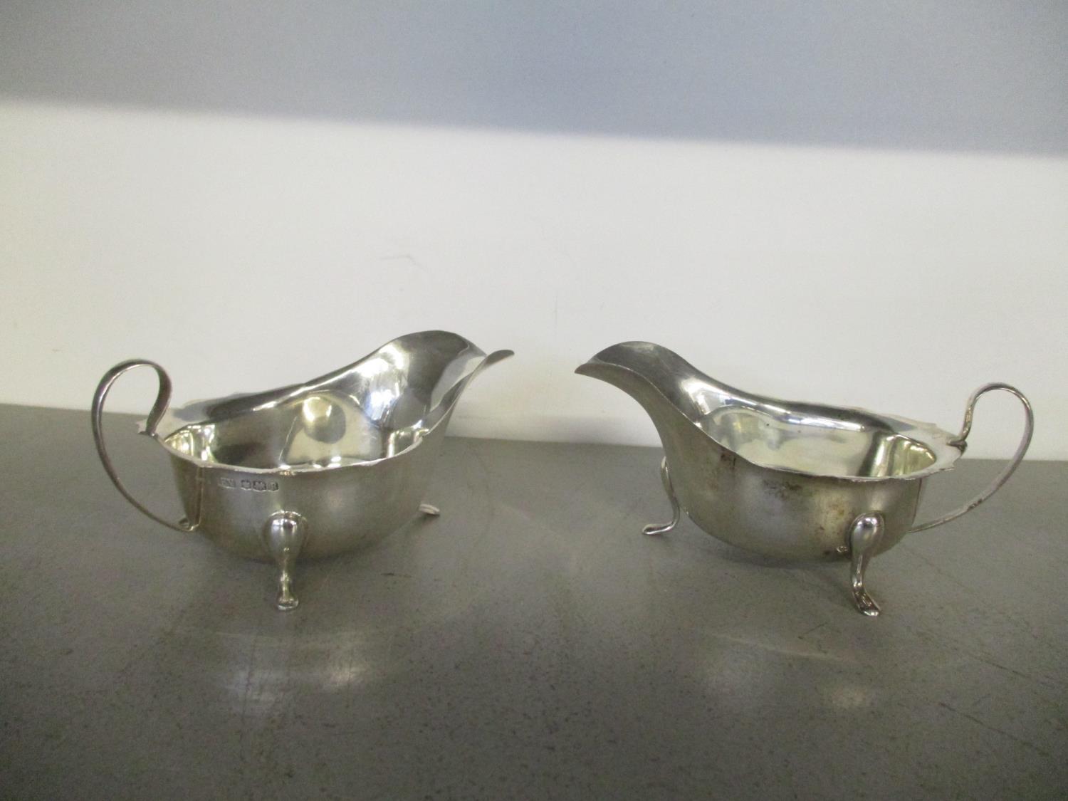 A matched pair of George VI Edward Vines silver sauce boats, Sheffield 1932, total weight 213g - Image 2 of 3