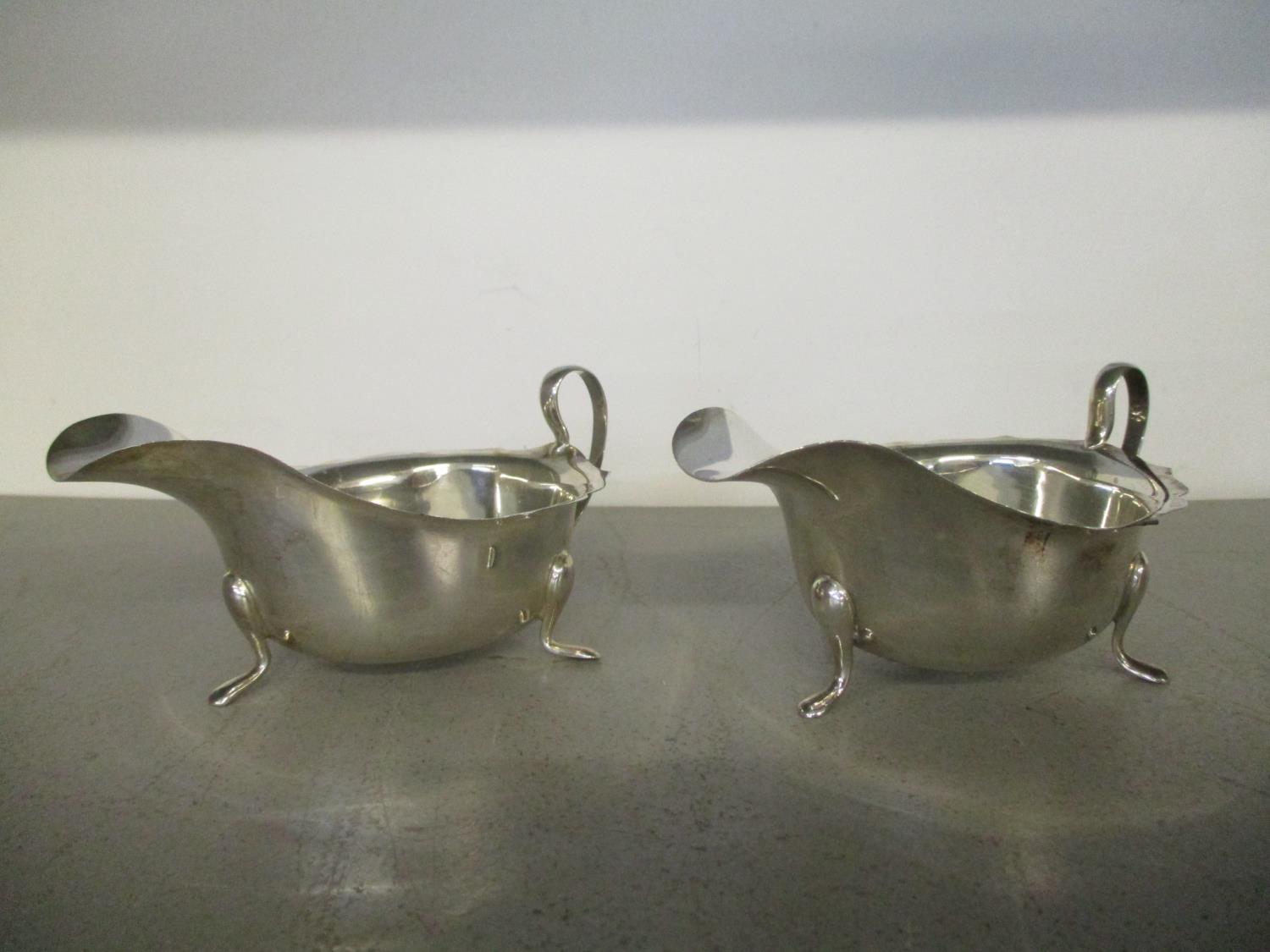 A matched pair of George VI Edward Vines silver sauce boats, Sheffield 1932, total weight 213g