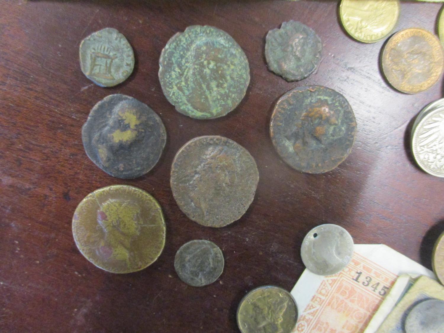 Mixed coinage and banknotes from around the world together with a small group of Roman coins to - Image 5 of 7