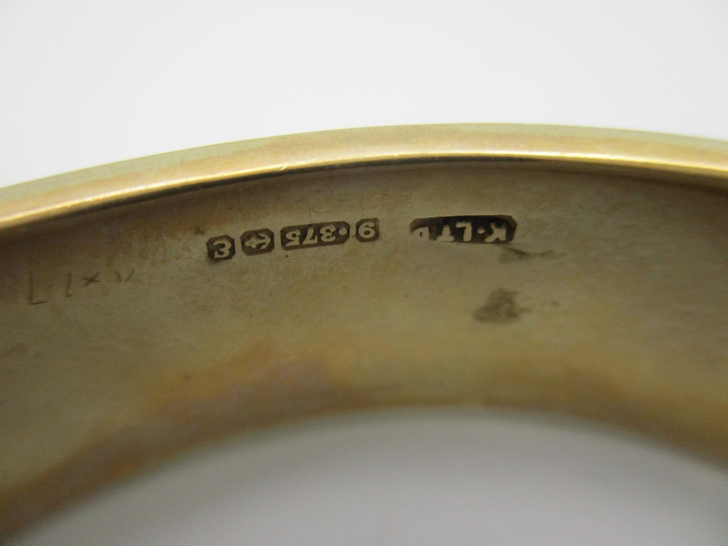 A 9ct gold engraved bangle, designed with etched scrolls of foliage throughout the exterior, 5.8 - Image 3 of 4