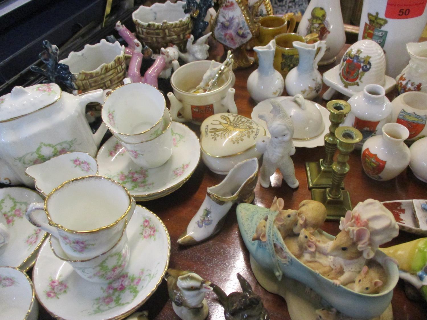 Small ceramic trinkets and ornaments to include a W.H. Goss puzzle cider cup, Swan jugs, Willow - Image 5 of 5