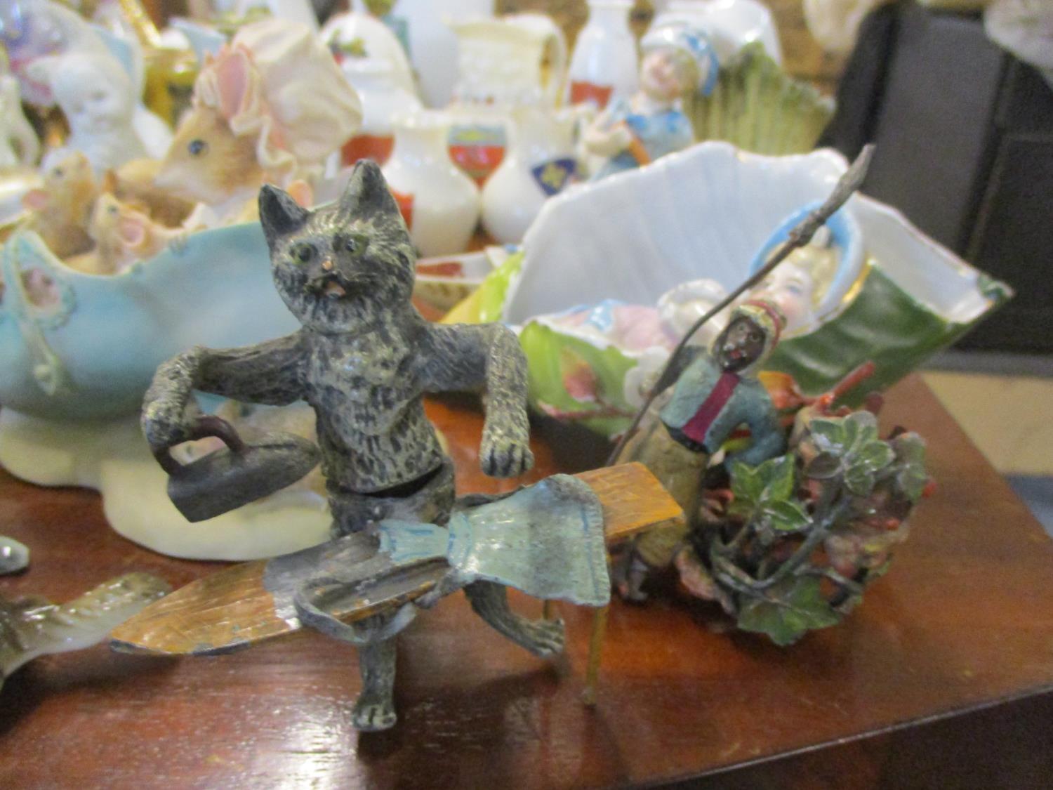Small ceramic trinkets and ornaments to include a W.H. Goss puzzle cider cup, Swan jugs, Willow - Image 2 of 5