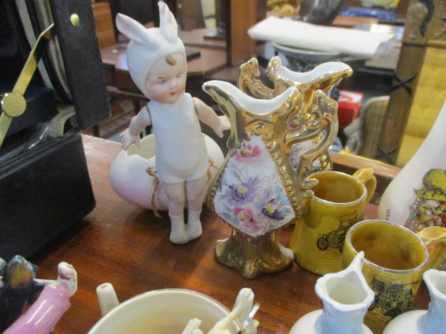 Small ceramic trinkets and ornaments to include a W.H. Goss puzzle cider cup, Swan jugs, Willow - Image 4 of 5