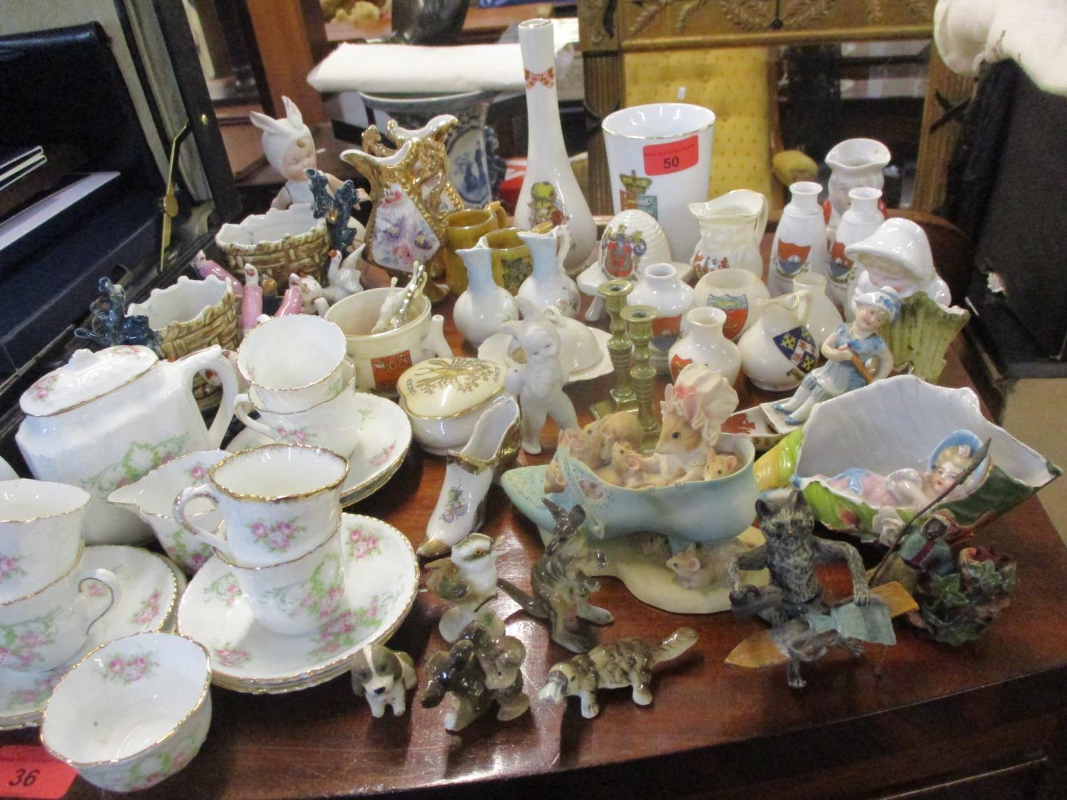 Small ceramic trinkets and ornaments to include a W.H. Goss puzzle cider cup, Swan jugs, Willow