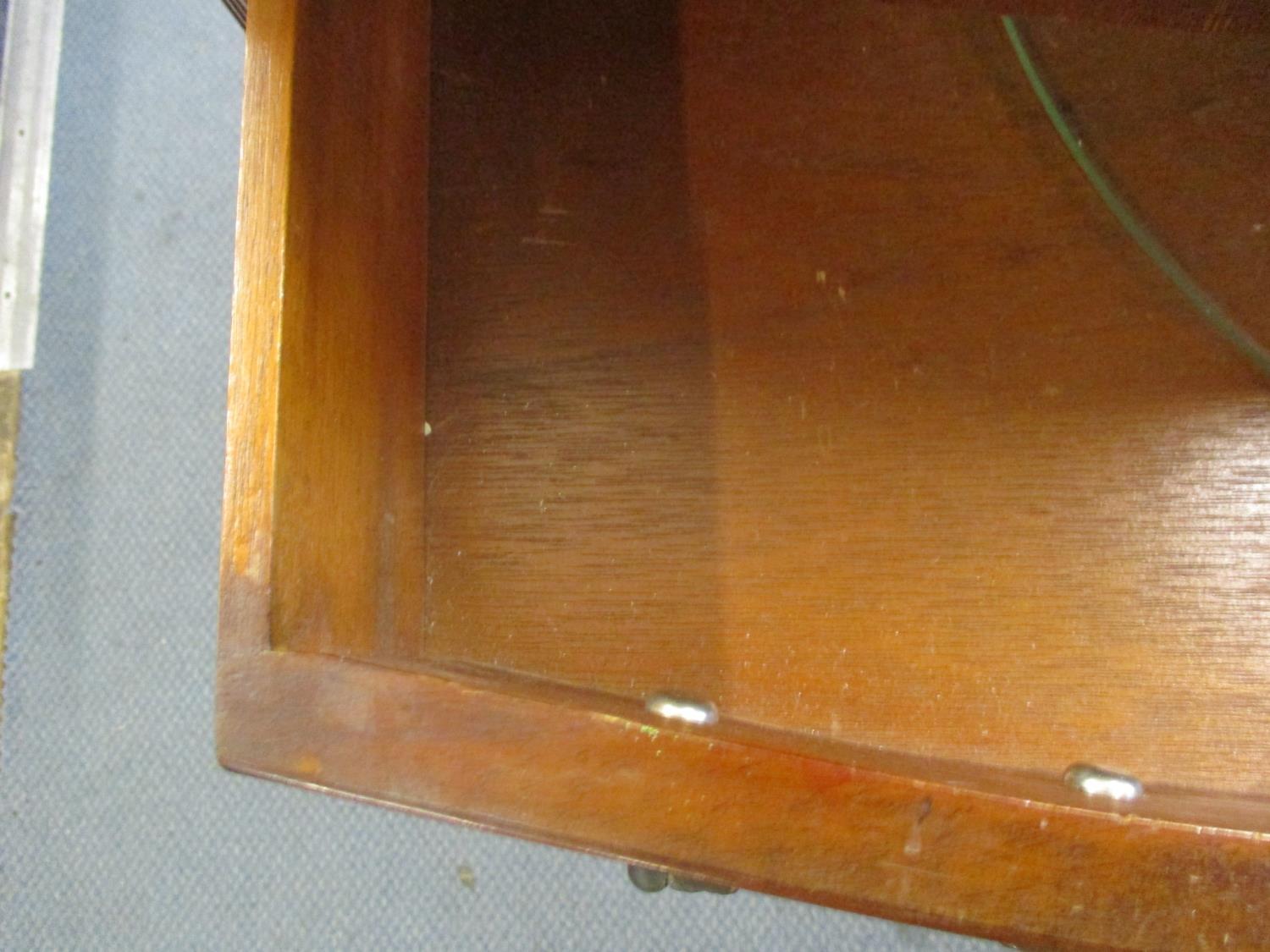 A reproduction mahogany bow fronted chest of four graduated drawers - Image 4 of 4