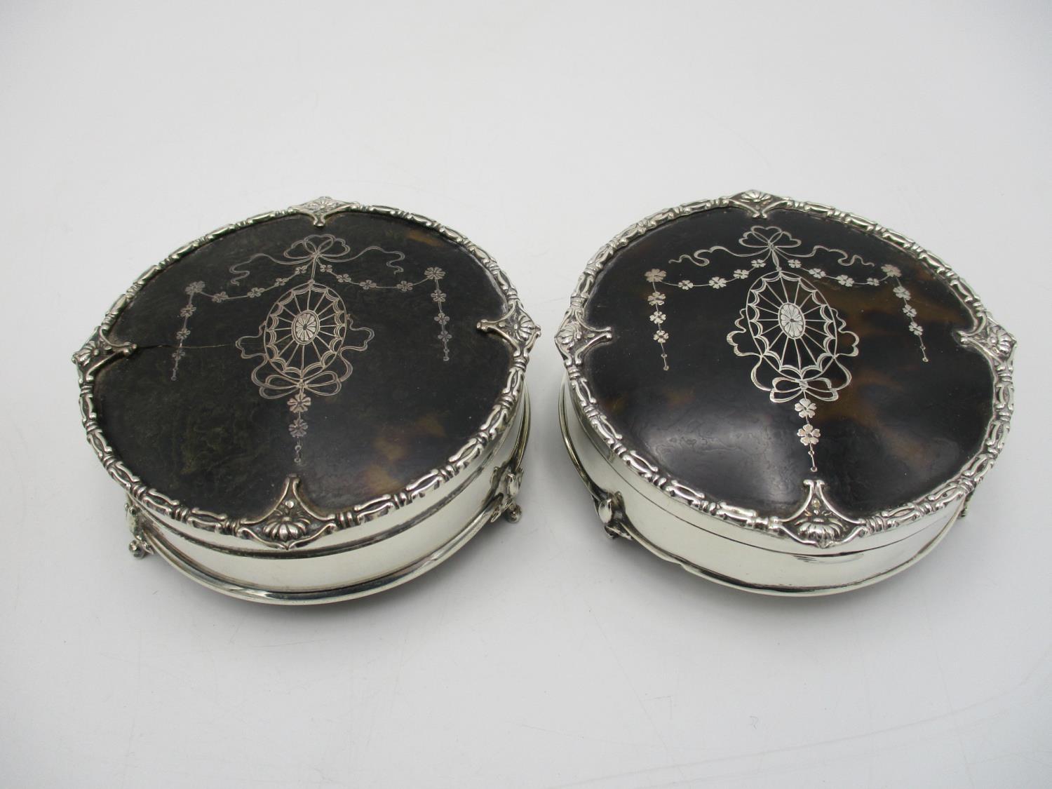 An Edward VII silver and tortoiseshell mounted dressing table set by Mappin and Webb, dates from - Image 5 of 10