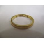 An 18ct gold wedding band, total weight 3.43g