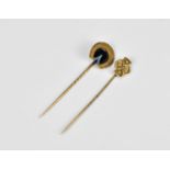 A gold and agate stick pin with horseshoe finial, 8 cm long, 2 cm wide, weight 7 g, tests as 18ct