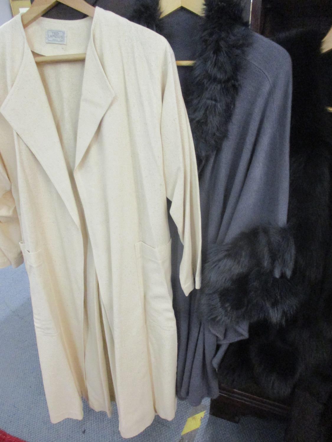 A quantity of ladies outdoor overgarments comprising modern capes with faux fur trim, a brown - Bild 4 aus 5