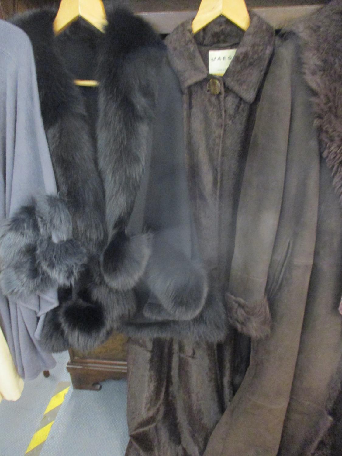 A quantity of ladies outdoor overgarments comprising modern capes with faux fur trim, a brown - Bild 3 aus 5