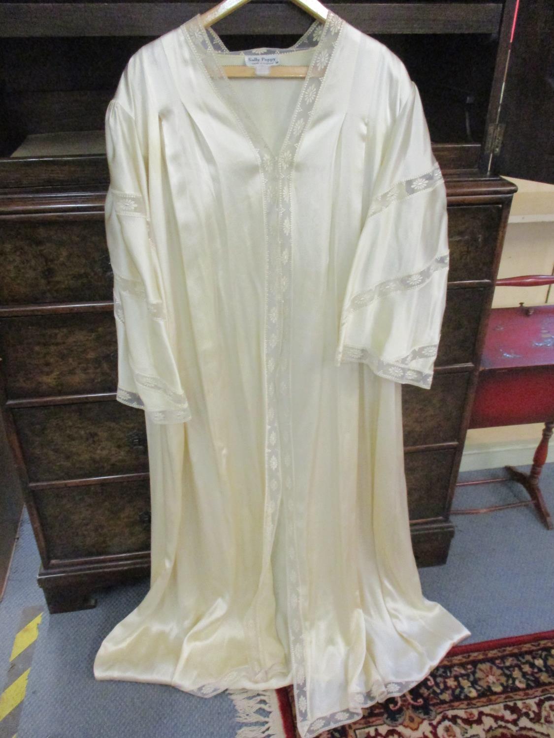 Ladies 20th century evening nightgowns and negligees together with beach over garments and silk - Bild 7 aus 7