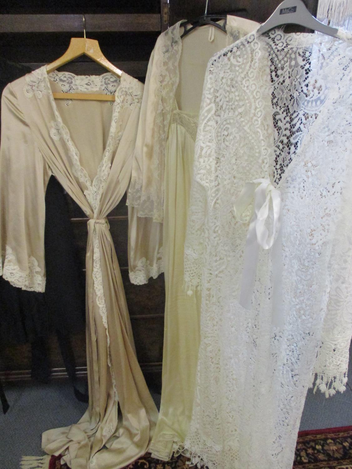 Ladies 20th century evening nightgowns and negligees together with beach over garments and silk - Bild 4 aus 7