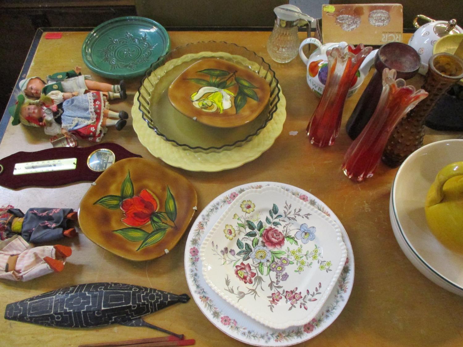 A quantity of Royal Doulton Hampton Court dinner plates, entrée plates and saucers together with a - Bild 5 aus 9