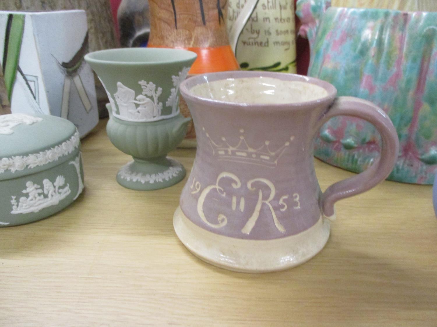 Mid to late 20th century pottery to include a Motto ware jug, a Myott jug and a Beswick vase - Bild 2 aus 5