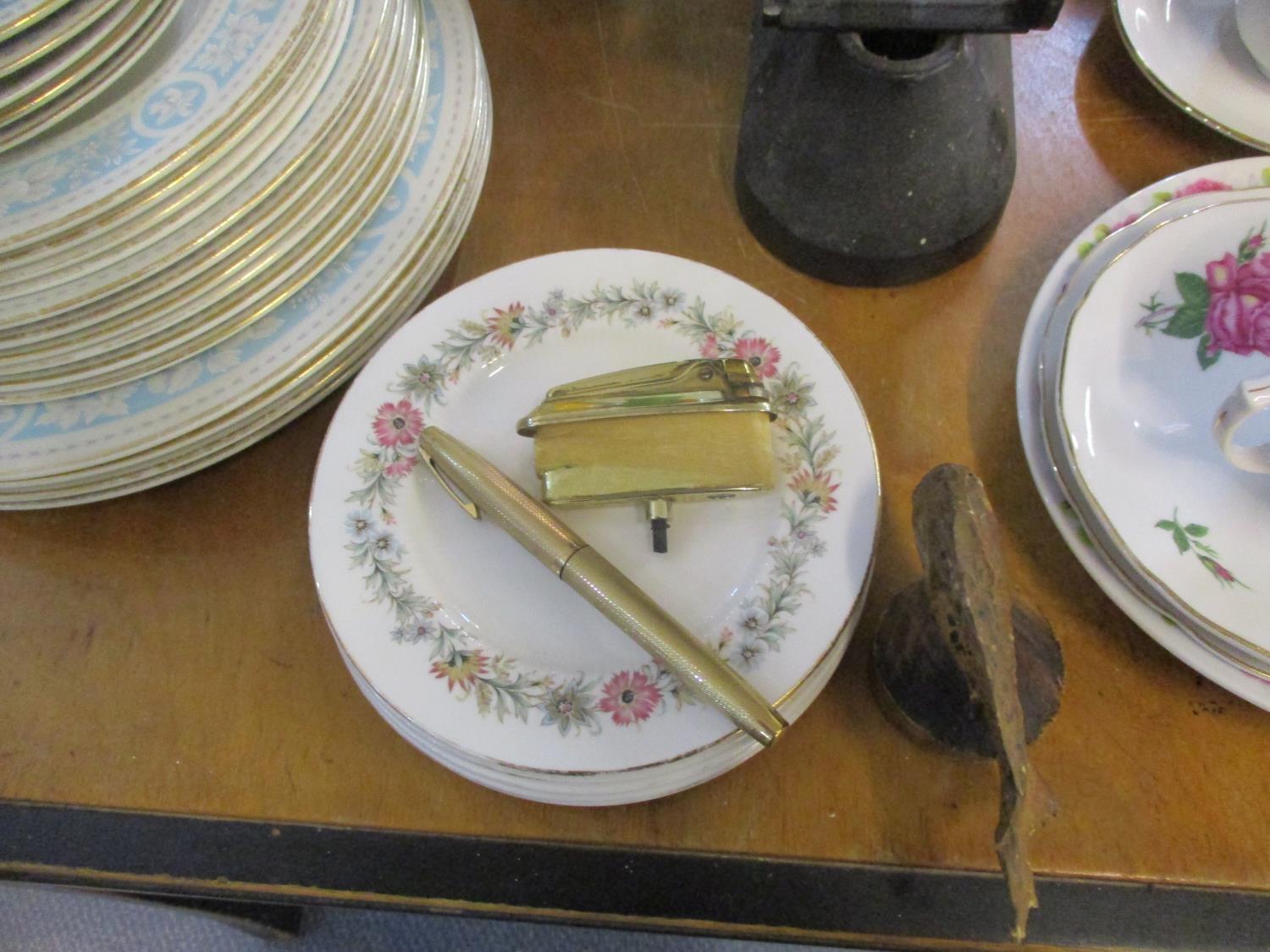 A quantity of Royal Doulton Hampton Court dinner plates, entrée plates and saucers together with a - Bild 3 aus 9