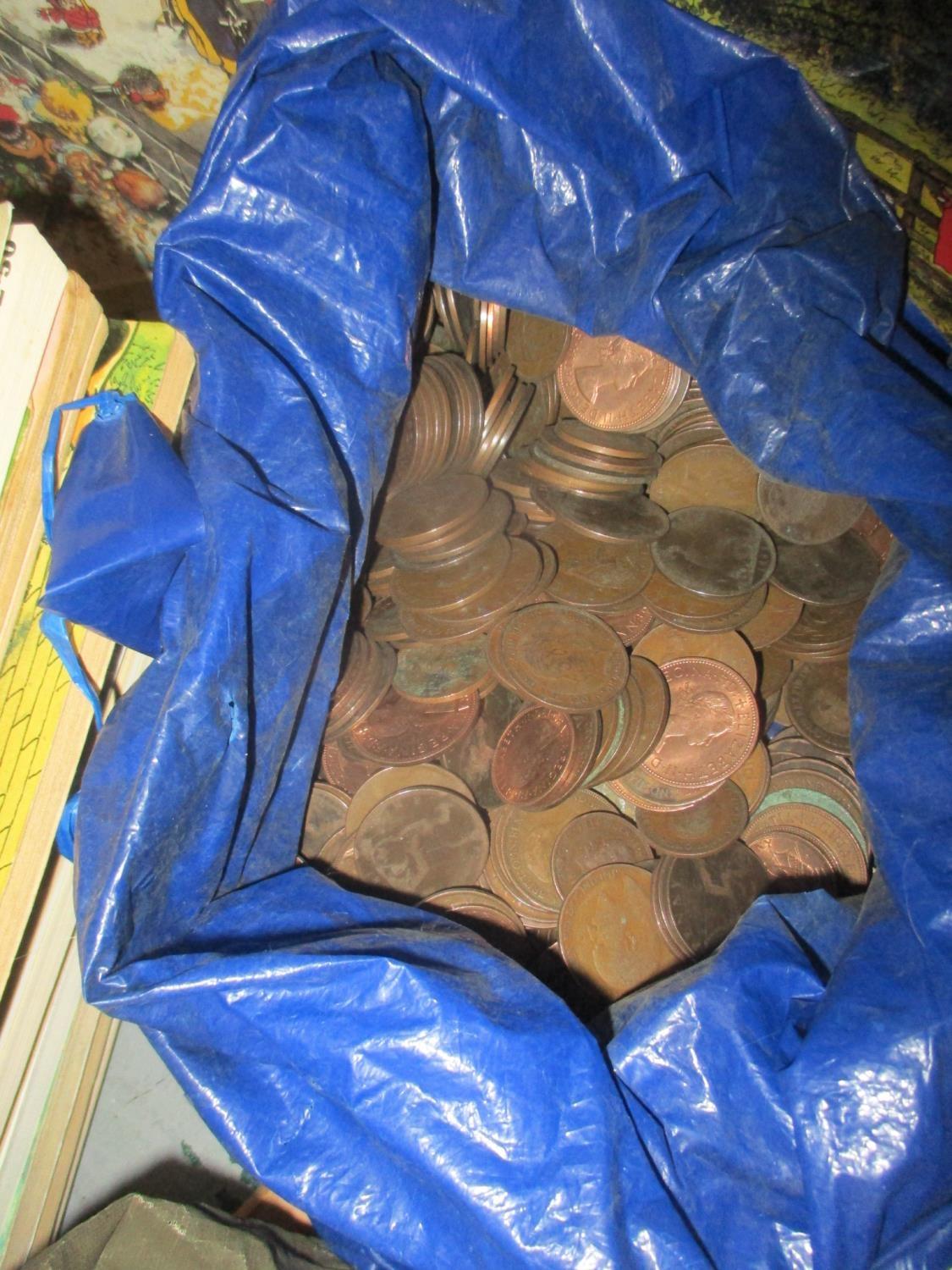 A miscellaneous lot to include a large bag of George V, VI and Elizabeth II copper pennies and - Image 2 of 2