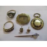 A 9ct gold ring set with carnets together with a 9ct gold ring, a yellow metal mourning brooch, a