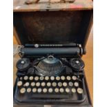 A vintage Underwood typewriter of small proportions in lockable case, 25cm w x 22cm d Location: 4:3