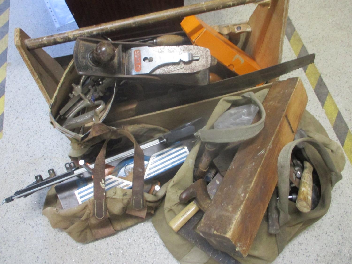 Woodworking hand tools to include a Stanley 5 1/2 plane, a Record combination plane, a Stanley