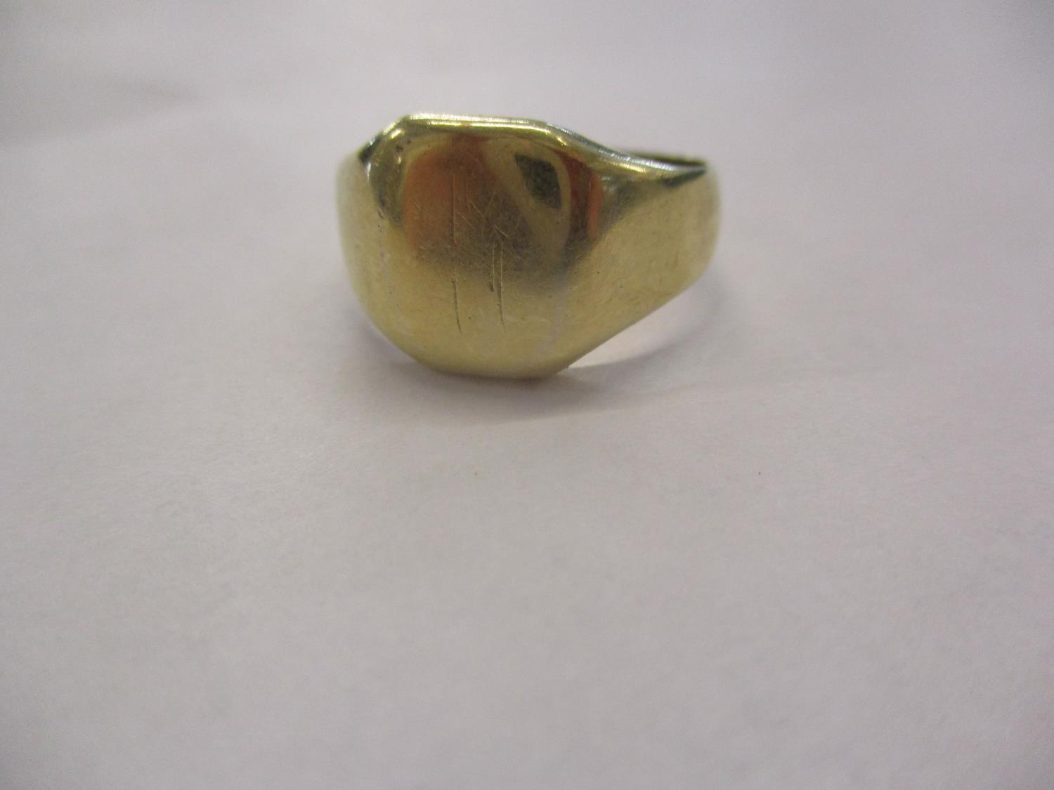 A 9ct gold signet ring dated 1929, tests as gold, ring size P, 7.6g Location: Cab
