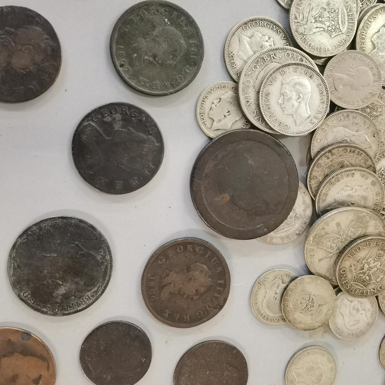 A mixed lot of British coinage to include early 20th century Florins, shillings and sixpence, a - Image 2 of 6