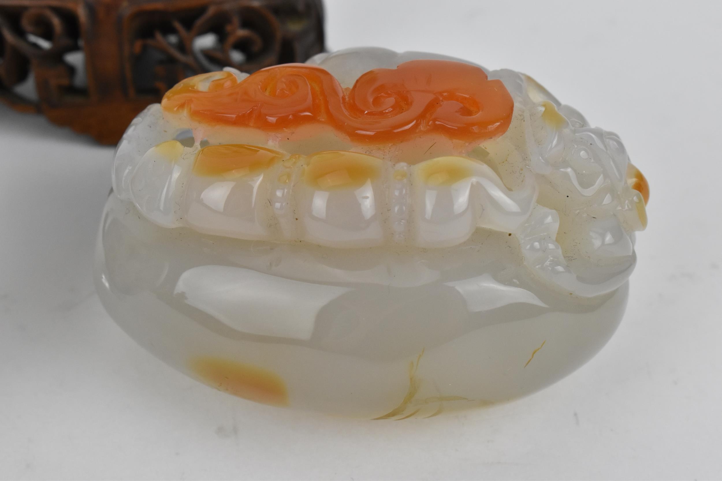 A Chinese carved agate decorative piece modelled with a dragon and scroll to the top and leaf detail - Image 3 of 7